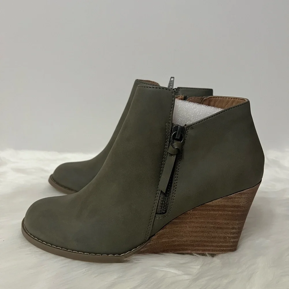 Report Womens Olive Guine Zipper Wedge Heeled Bootie Boots Size 7.5 NWOB
